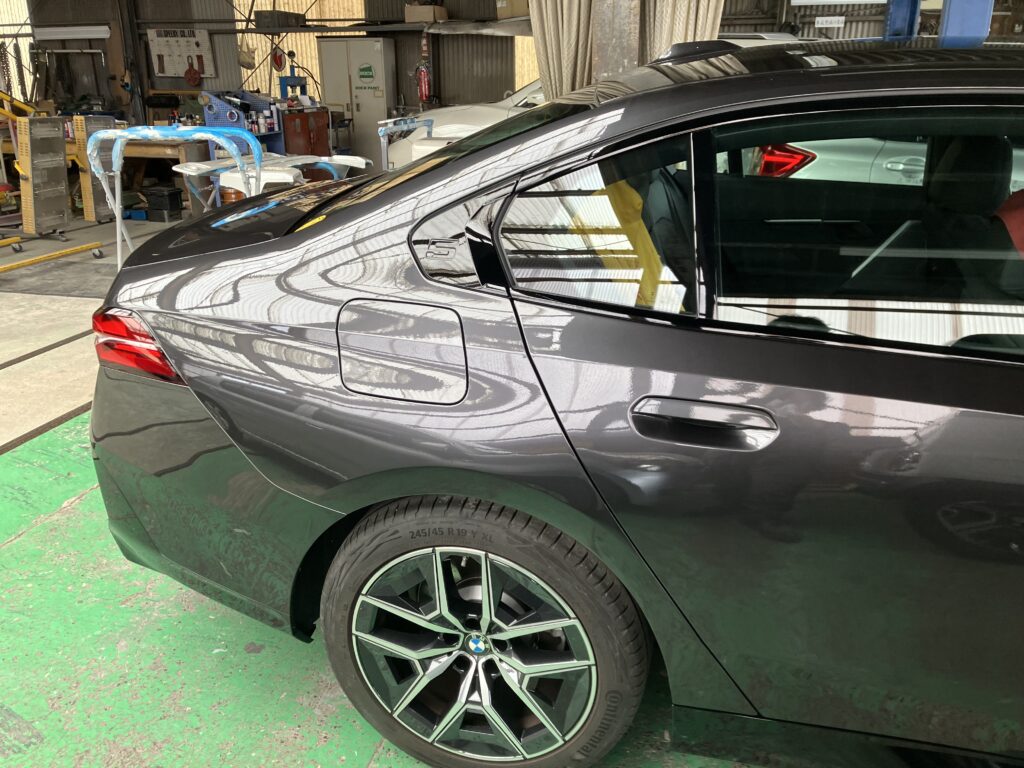 施工事例｜BMW5シリーズ 右リアドア・クォーターパネル鈑金塗装（車両保険修理）